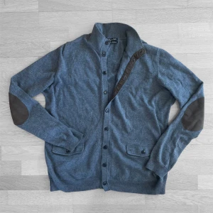 Massimo Dutti Cardigan - Säljer en unik cardigan från Massimo Dutti. Cardiganen är i en cashmere o bomulls blandning och är i strl L fast sitter exakt som en M. Hör gärna av er vid frågor eller funderingar!!