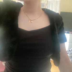 Kort väst - Kort lurvig väst jag köpt nyligen från en zecondhand men som tyvär är förlitet och jag drf inte kunnat använda den.