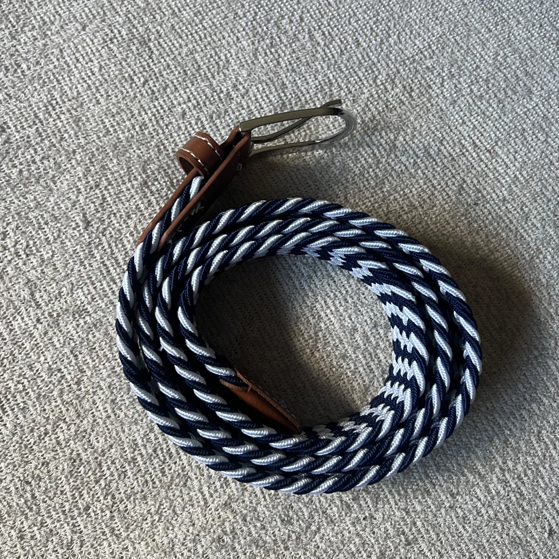 Mörkblå/vit randigt flätat bälte - 2