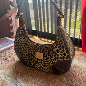 Leopardmönstrad handväska med bruna detaljer - leopardmönstrad handväska. Köpt i USA. Använd ungefär 5 gånger så den är som ny😘😘