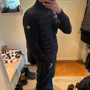 Moncler Cardigan - Moncler Cardigan Size 4 (XL) Passar L. Kvitto från NK finns.  