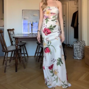 Blommig långklänning - Nypris ca 1300kr 💓🌷