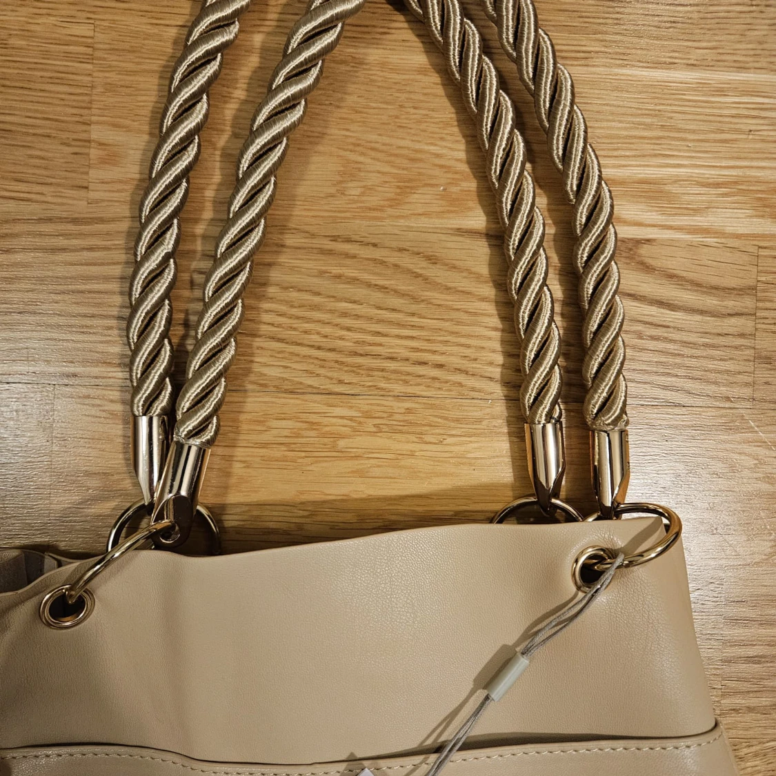 Beige axelväska från Pieces med repdetaljer - 4