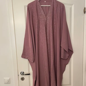 Emirati abaya - Helt ny abaya Köpt i dubai, oversized passar M-XL bäst