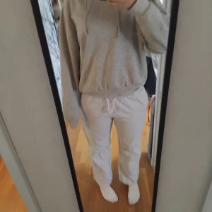 Vita blå randiga linne byxor från Brandy Melville - Säljer ett par vita byxor med tunna nlå ränder från Brandy Melville. Byxorna har resår och snörning i midjan och är raka i modellen. Perfekta för en avslappnad stil. Står att de är on size men skulle gissa på att det är S/M