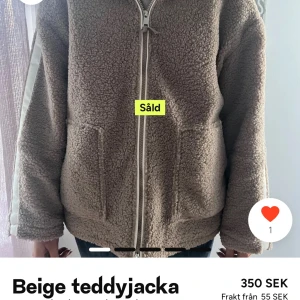 Beige Teddy jacka  - Jag säljer denna teddy jackan jag köpte här på Plick för två månader sen den är för stor för mig och har därför inte kommit till användning den är i jätte bra skick! Den är ursprungligen från HM, jag köpte den för 350kr