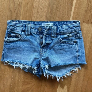 Lowwaist blå jeansshorts från Pull&Bear - Jätte snygga aldrig använda jeansshorts från pull&bear💗 Aldrig använda💕Kan tyvärr inte visa dom på då de är försmå💗