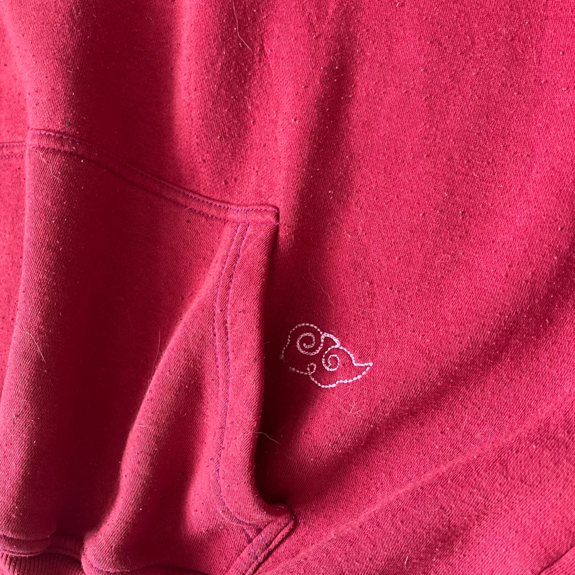 Röd hoodie från Capeesh - 4