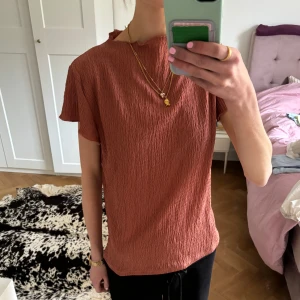 Plisserad topp - Plisserad rostbrun topp från Kappahl med lite krage! Använd endast en gång💕 200 kr + frakt