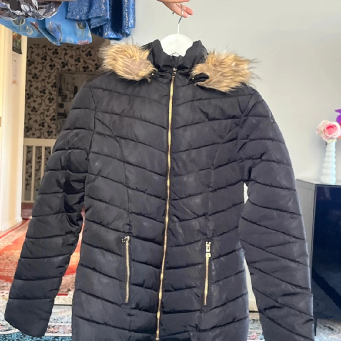 Svart pufferjacka med fuskpäls från KappAhl