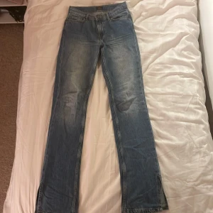 Blå jeans med slits  - Superfina jeans, säljer dem då det är för små därför kan jag inte visa en bild när jag har på mig dem. Lite slitna längs ner vid sömmen (se sista bild), Nypris 500kr💕