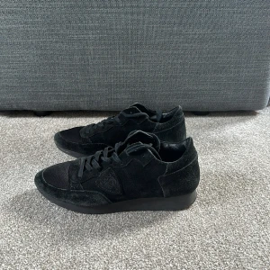 Svarta sneakers i mocka - Phillipe models storlek 42. Köp för endast 899. Hör av dig vid frågor eller funderingar! 