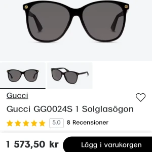 Svarta solglasögon från Gucci - Stilrena svarta solglasögon från Gucci med bred båge och diskreta gulddetaljer vid gångjärnen. Klassisk fyrkantig form och mörka glas. Kommer i originalfodral med sammetsinsida och logotyp. Perfekt accessoar för en trendig look. nypris 1500