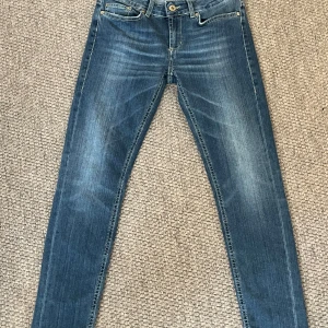 Blå jeansbyxor från Dondup  - Säljer nu dessa sjukt snygga och sköna dondup jeans som är i väldigt bra skick. Jeansen har en bra textur och snygga detaljer. Jeansen passar någon som är runt 160cm. Fråga om det finns någon som helst fundering.