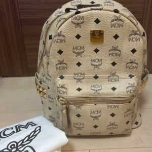 Beige MCM backpack  m/s - Knappt använd mcm ryggsäck vit väska inkl