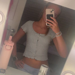  topp från Brandy Melville - Supersöt ljusblå  topp från Brandy!⭐️Skriv om mer bilder behövs!!