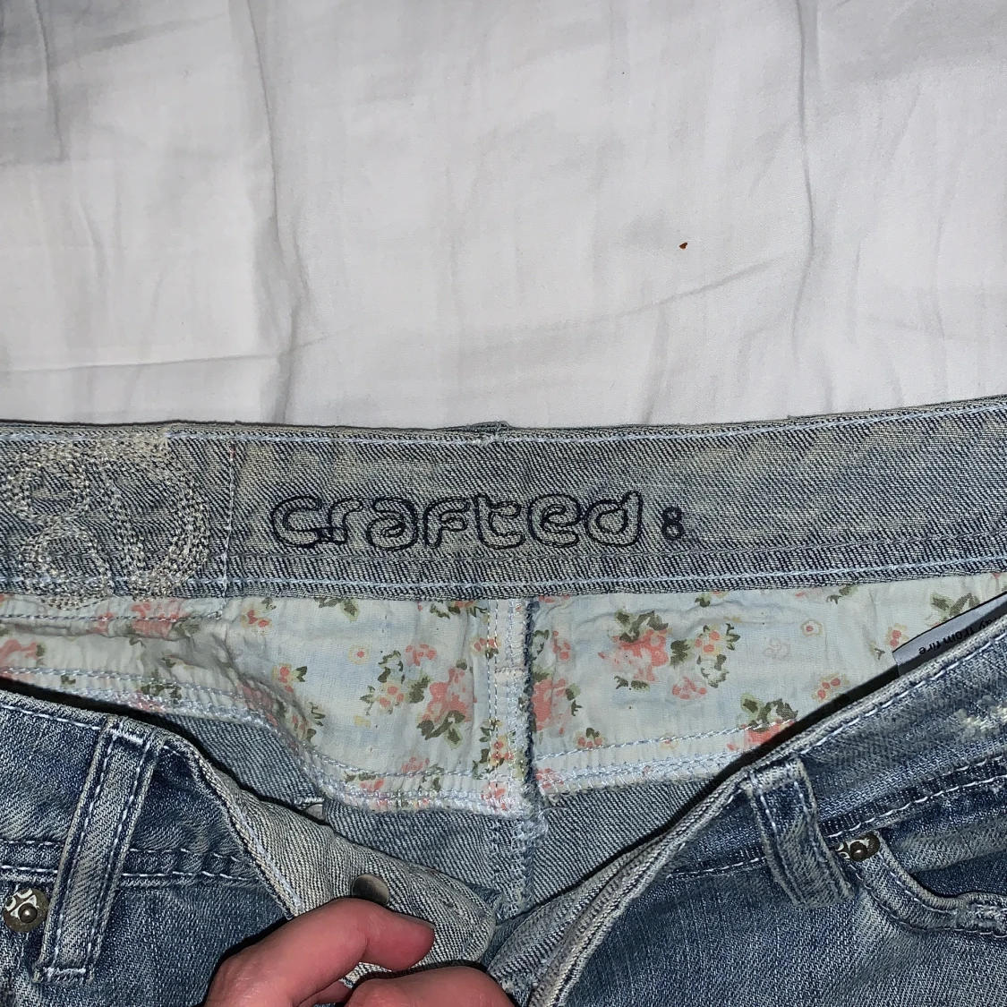 Blå jeanskjol med knappar och slitningar - 4