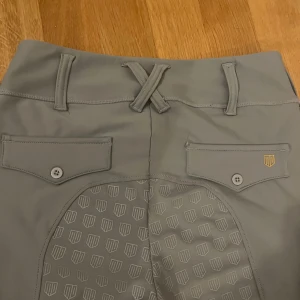 Maya delorez byxor - Maya delorez byxor. Använda max fem gånger och är helt i nyskick (inga defekter). Nypris 1200