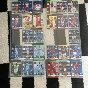 Match Attax Champions League 2014/2015 - Samling med Match Attax Champions League 2014/2015 fotbollskort! Perfekt för dig som älskar fotboll, samlar på spelare och vill ha coola kort från Europas största klubbar. Färgglada kort med stjärnor från lag som Barcelona, Arsenal, Liverpool och fler. Gör din samling komplett!