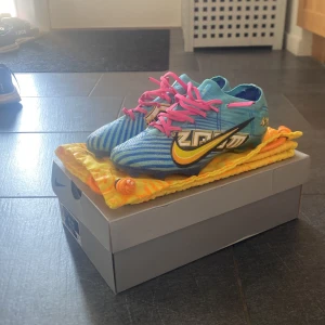 Mercurial mbappe elite - Nya fotbollsskor med mbappe design. Skorna är köpta på unisport och är i stort sätt helt nya. påse och original box följer med. Snörena har byts ut.