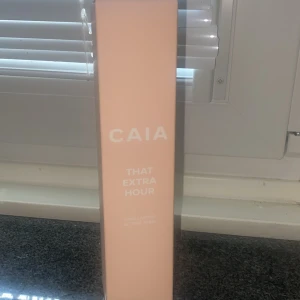 CAIA That Extra Hour Setting Spray - Säljer CAIA That Extra Hour Long Lasting Setting Spray i en snygg ljusrosa flaska med silverdetaljer. Perfekt för att fixera din makeup och ge den extra hållbarhet. Kommer i originalförpackning och har en modern, stilren design.