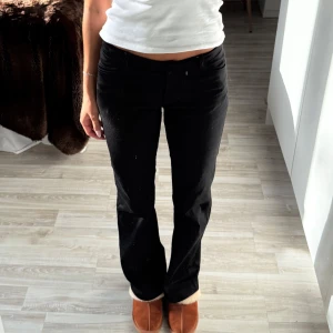 Svarta bootcut kostymbyxor  - Säljer ett par svarta kostymbyxor med bootcut-snitt och låg midja. Från Åhléns i storlek 36/s