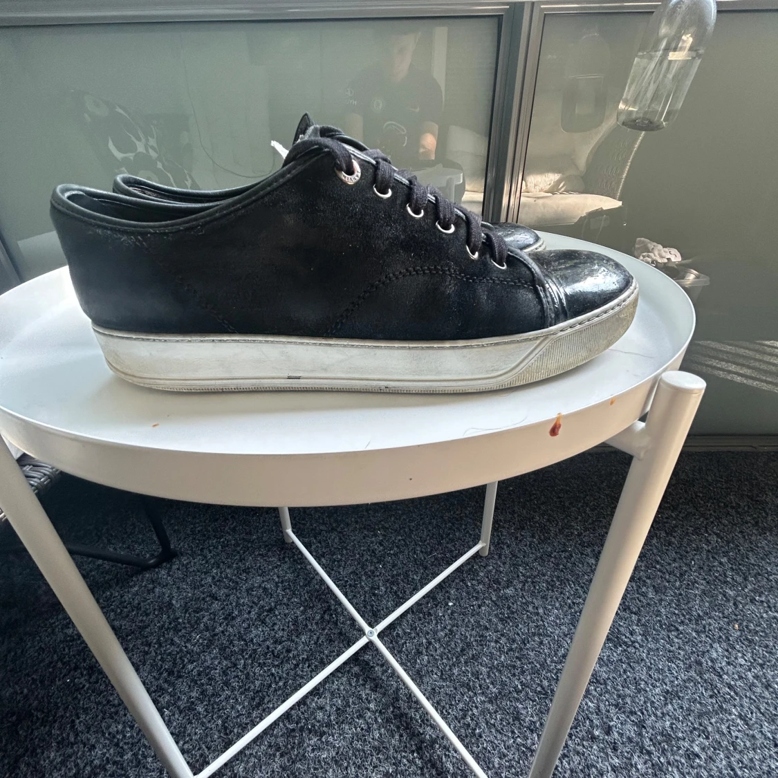 Svarta sneakers med mockadetaljer - 3