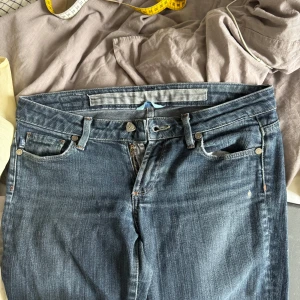 Low waist jeans! - Super snygga low waist jeans!! Storlek 27 och midjemått är 37 och innerbenet längd är 79/80🥰 vet inte om kjedjan funkar men de går lätt att fixa
