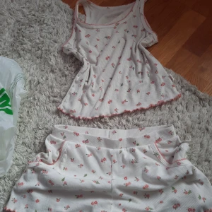 Primark - Ett jättegulligt pyjamasset och en topp från primark, alla I storlek xs! Styckpris, alla för 40 kr
