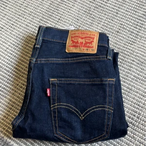  Mörkblåa Levi's jeans - Säljer nu dessa svin fetta Levi’s jeans som har använts en gång i storlek W28/L32 med modellen 502 som motsvarar taper fit, som är perfekt för dig som inte vill ha för baggy byxor. Skriv för minsta intresse 💬 