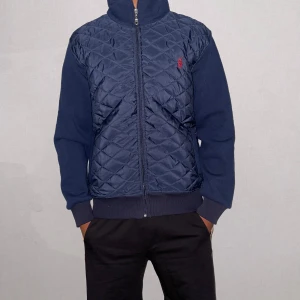 Ralph lauren zip tröja herr S  - Storlek S på tröjan. Helt ny. Fin replika med grym kvalitet. Pris: 1100kr. Först till kvarn. Skickas direkt inom 24 timmmar