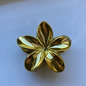 Guldig blomformad hårklämma - Inte använd! 