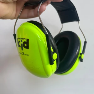 Neongula hörselskydd Peltor Kid  - Säljer ett par hörselskydd från Peltor Kid i  neongul färg bra för synlighet. De har mjuka svarta kuddar och justerbar metallbygel med vadderad topp för extra komfort. Perfekt för att dämpa ljud på konserter eller sportevent. Specialdesignade för barn och sänker ljudnivån upp till 27dB.  (Nästan oupptäckbar märkning på utsidan av ena kåpan, se bild annars i nyskick)