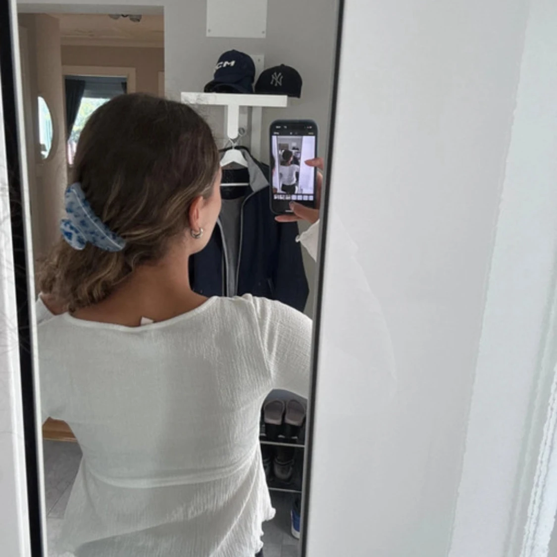 Vit långärmad blus med knyt - 3