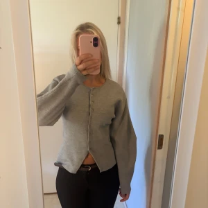 Tröja med insydd midja  - Säljer min tröja med insydd midja och fluffiga armar då tröjan itne längre kommer till användning, det är använd fåtal gånger så inga tecken på användning eller slitage 💕 skriv för fler fråher eller bilder 