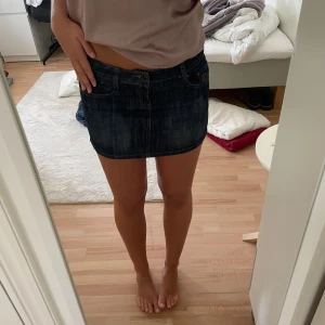 Mörk jeanskjol med broderade fickor - Säljer denna super snygga kjol jag köpte på en marknad i Valencia! Står att det är storlek M, men uppskattar mer till en mindre S.