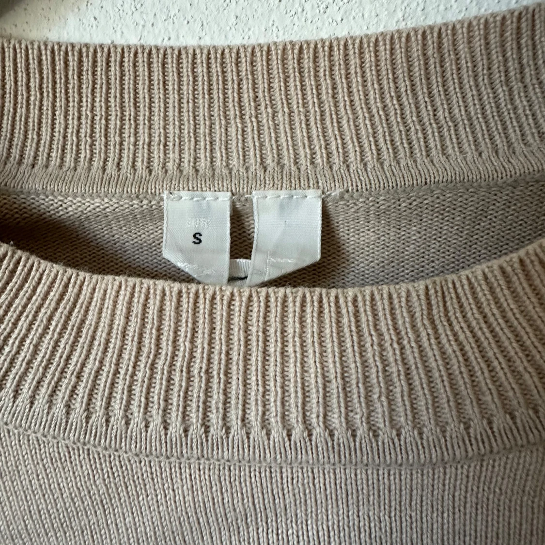 Beige stickad tröja från ARKET - 2