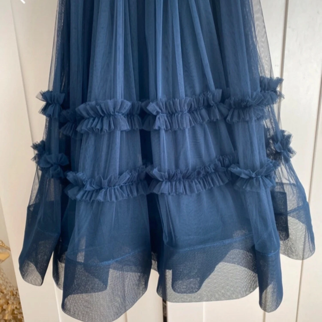 Marinblå långklänning med volanger - 2