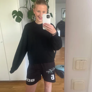 Svart stickad tröja från Nelly - Svart stickad tröja från Nelly i storlek M.Materialet är väldigt mjukt och tröjan är aldrig använd.