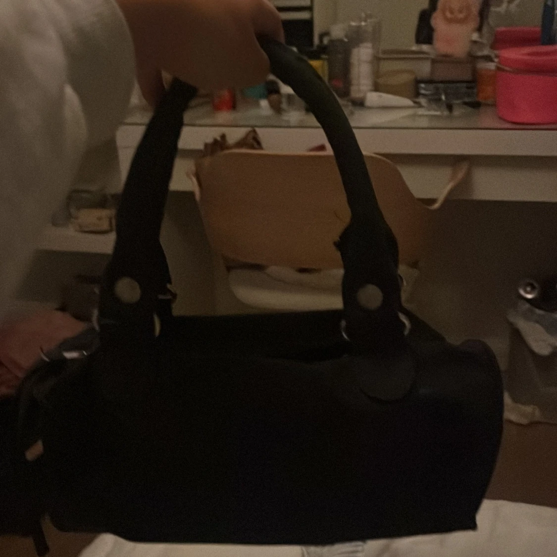 Svart handväska med silvriga detaljer - 1