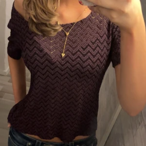 Lila zigzag topp - Säljer en vintage snygg lila topp från Lindex Collection med zigzag-mönster. Den är i fint skick och har använt ett par gånger! Skriv om det finns frågor💞