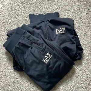 Mörkblå dress från EA7 Armani - Armani dress i bra skick