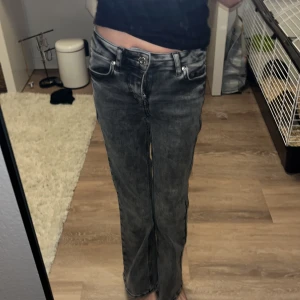 Grå bootcut jeans från Grunt - Snygga grå bootcut jeans från Grunt med cool tvättad look. Klassisk femficksmodell, knapp och dragkedja framtill. Jeansen har låg midja och är tillverkade i mjukt jeanstyg som sitter skönt. Perfekt för dig som gillar retrovibbar och vill ha en avslappnad stil. Original pris 700kr men priset för dessa som jag kommer sälja är 150kr men d blir 180kr med frakt 📦 ❤️
