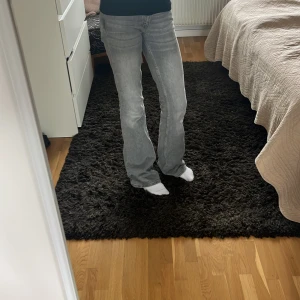 Grå bootcut jeans från 157 - Snygga grå jeans från 157 med bootcut passform och låg midja. Jeansen har klassisk femficksdesign och är tillverkade i mjukt jeanstyg som sitter skönt. Perfekt för dig som gillar en avslappnad och trendig look med lite retrovibe.❤️