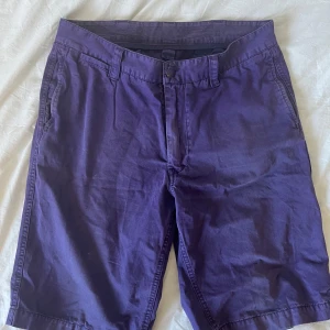 Lila bomullsshorts  - Snygga lila shorts i bomull med klassisk rak passform. Storlek 34