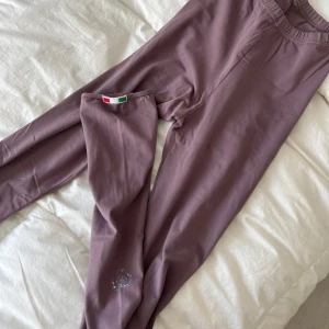 Konståknings byxor  - Konståknings byxor från bolero som man drar över skridskon. Saknas några diamater från loggan som åkte av snabbt när jag köpt byxorna. Gissar på att resten snart kommer trilla av. Har även ett litet hål på högerfoten orsakat av skenan. Storlek M men passar vem som helst som är runt 170cm lång. Nypris runt 600kr