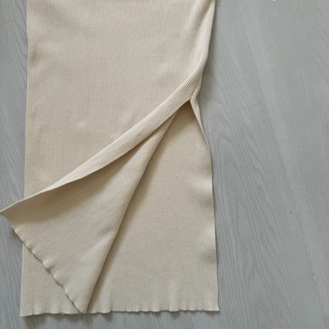 Beige ribbad långklänning MOCCO - 3