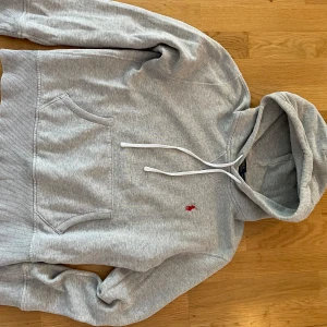 Grå hoodie från Polo Ralph Lauren - Säljer en grå hoodie från Polo Ralph Lauren i storlek Barn Medium alltså vuxen XS. Nypris 1900kr. Kontakta mig vid minsta lilla fundering om tröjan🙌