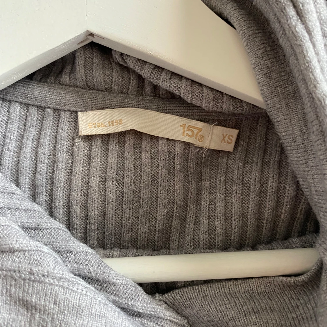 Grå ribbad hoodie från 157 XS - 2