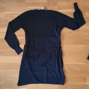 Tunika - Tunika/klänning från H&M med snörning runt midjan, helt ny.